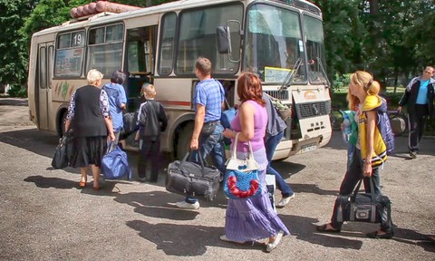 Украинских беженцев вывозят из Ростовской области