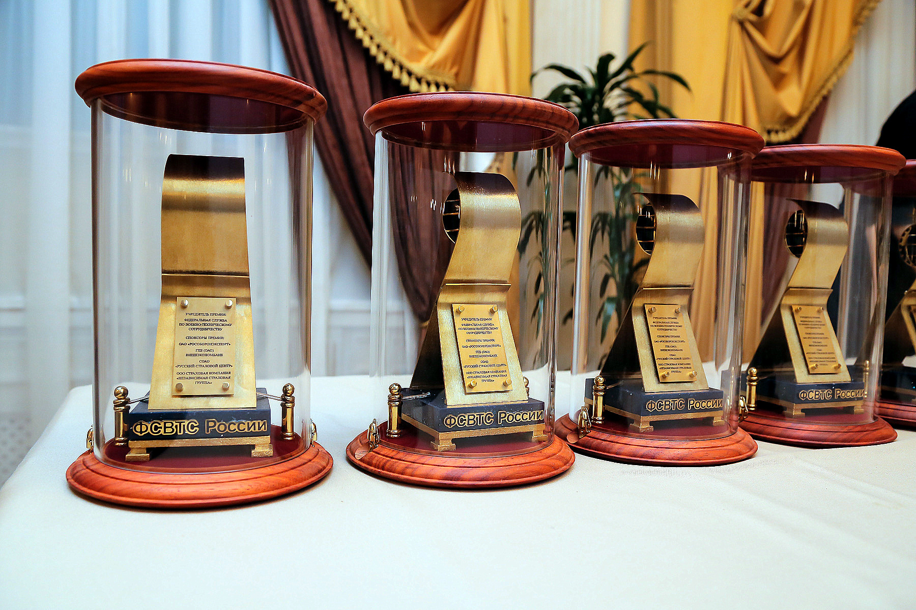 Памятный приз Национальной премии "Золотая идея". Фото Е Пряничникова