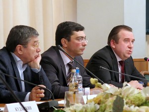Владимир Гутенев (в центре). Фото © Росинформбюро / А. Соколов