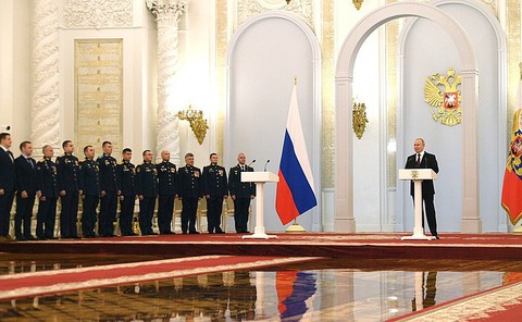 Путин вручил в Кремле награды Героям России