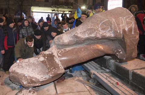 Памятник Ленину в Киеве разрушен