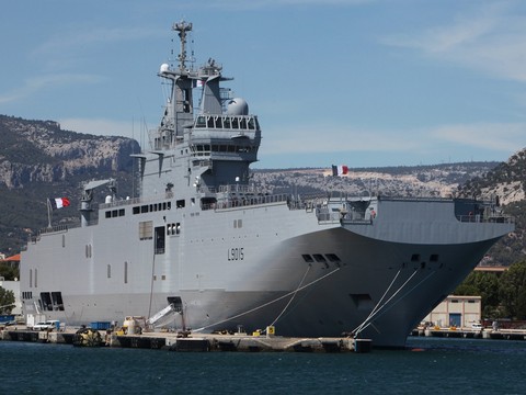 Не «Мистралем» единым: РФ заложила серию альтернативных французским кораблей 