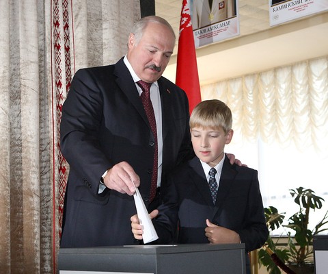 Жизнь после выборов: Грозит ли Беларуси "цветная революция"?