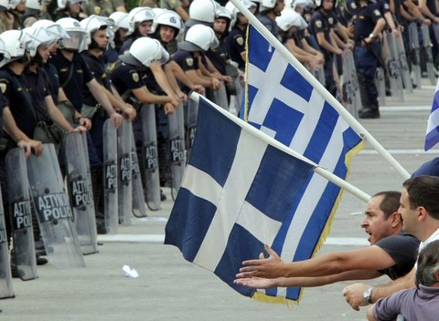 "Ципрас, уходи!" Греки встретили ратификацию соглашения с кредиторами волной протестов