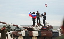 Быстро ездить и метко стрелять: Россия взяла «золото» в «Танковом биатлоне»