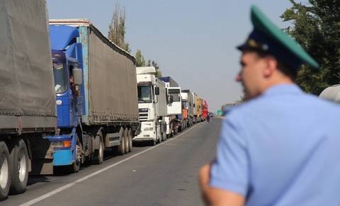 Товарная блокада: Киев возьмет Крым "измором"