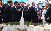 Президент РФ осмотрел выставочные стенды российско-китайского ЭКСПО в Харбине