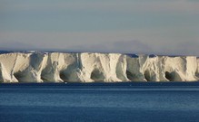 В Антарктике дрейфует самый крупный айсберг на планете