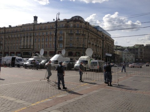 Манежную площадь перегородил ОМОН перед акцией в поддержку Навального 