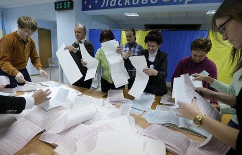 Скандалы, упреки, нарушения: Как прошли местные выборы на Украине?