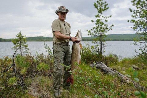 Песков опроверг версию о заранее заготовленных фото рыбалки Путина