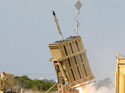 Израильские военные сбили ракету, летевшую на курортный город Эйлат
