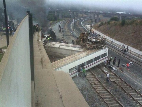 Крушение поезда в Испании: 77 человек погибли