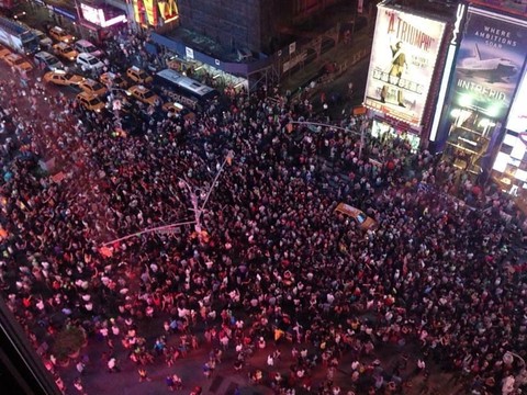 Акции протеста в США: тысячи людей вышли на Таймс-сквер в Нью-Йорке