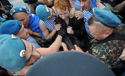 Десантники и ОМОН подрались на Дворцовой площади из-за гей-активиста