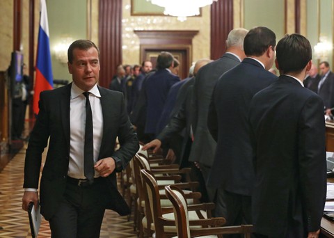 Медведев приравнял 29 госкомпаний к госслужащим