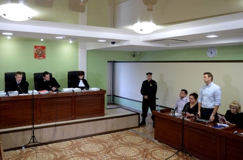 Суд изменил приговор Навальному на условный