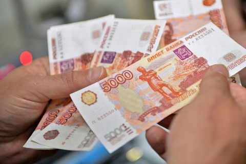 Бюджетники в регионах получат 40 миллиардов рублей