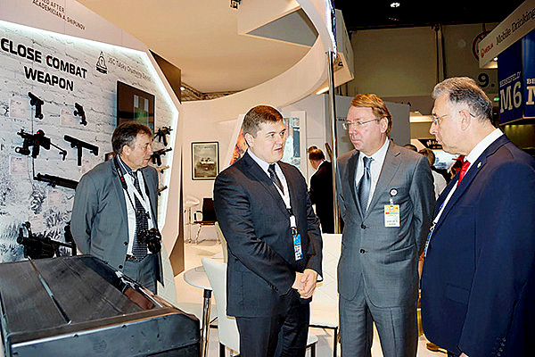 Игорь Севостьянов (справа) и Владимир Кожин (второй справа) на выставке. Фото cdnimg.rg.ru