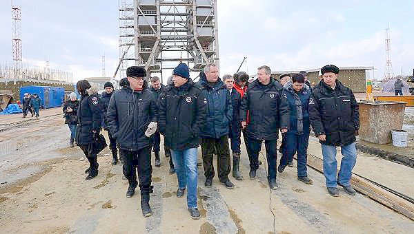 Дмитрий Рогозин на строительстве космодрома. Фото ria.ru.society.20150406.1056919050