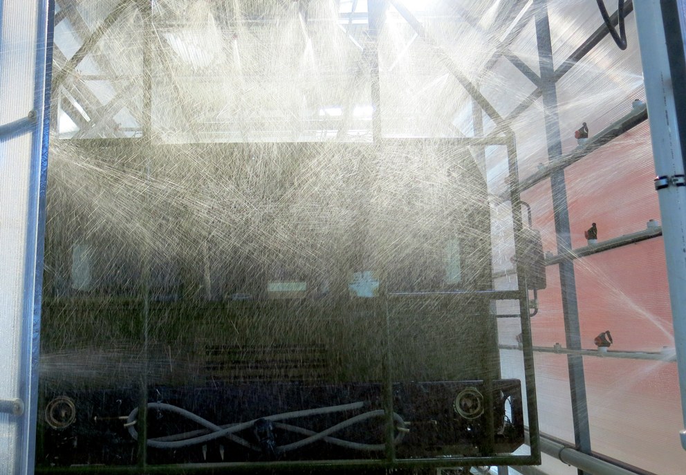 Испытание изделия в капельно-дождевальной камере. Фото А. Соколов