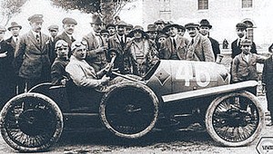 Автомобиль Austro-Daimler Sascha 1922 г. выпуска. Порше стоит пятым справа. 