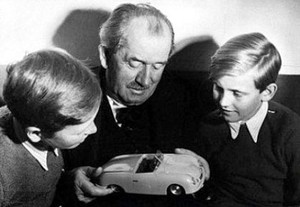 Ф. Порше вместе со своим внуком (слева) и племянником рассматривают модель новейшего Роrsche 356. 