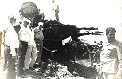 Советские военные специалисты изучают причины уничтожения ЗСУ-23-4 «Шилка» (фото: Музей войск ПВО).