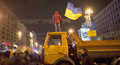 Участники акций сторонников евроинтеграции проводят ночь на баррикадах на площади Независимости в Киеве. Фото: РИА Новости / Илья Питалев
