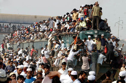 Переполненный поезд покидает станцию на окраине Дакки. Мусульмане со всего мира приехали в Бангладеш, во время ежегодного паломничества. Фото: totallycoolpix.com