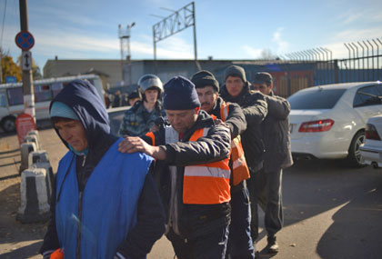 Мигранты, задержанные в ходе проверки на овощной базе в Западном Бирюлево. Фото: РИА Новости / Григорий Сысоее.