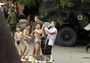 Спасенные заложники, пострадавшие во время теракта в г.Беслане. Фото: РИА Новости / Рамазан Лагкуев