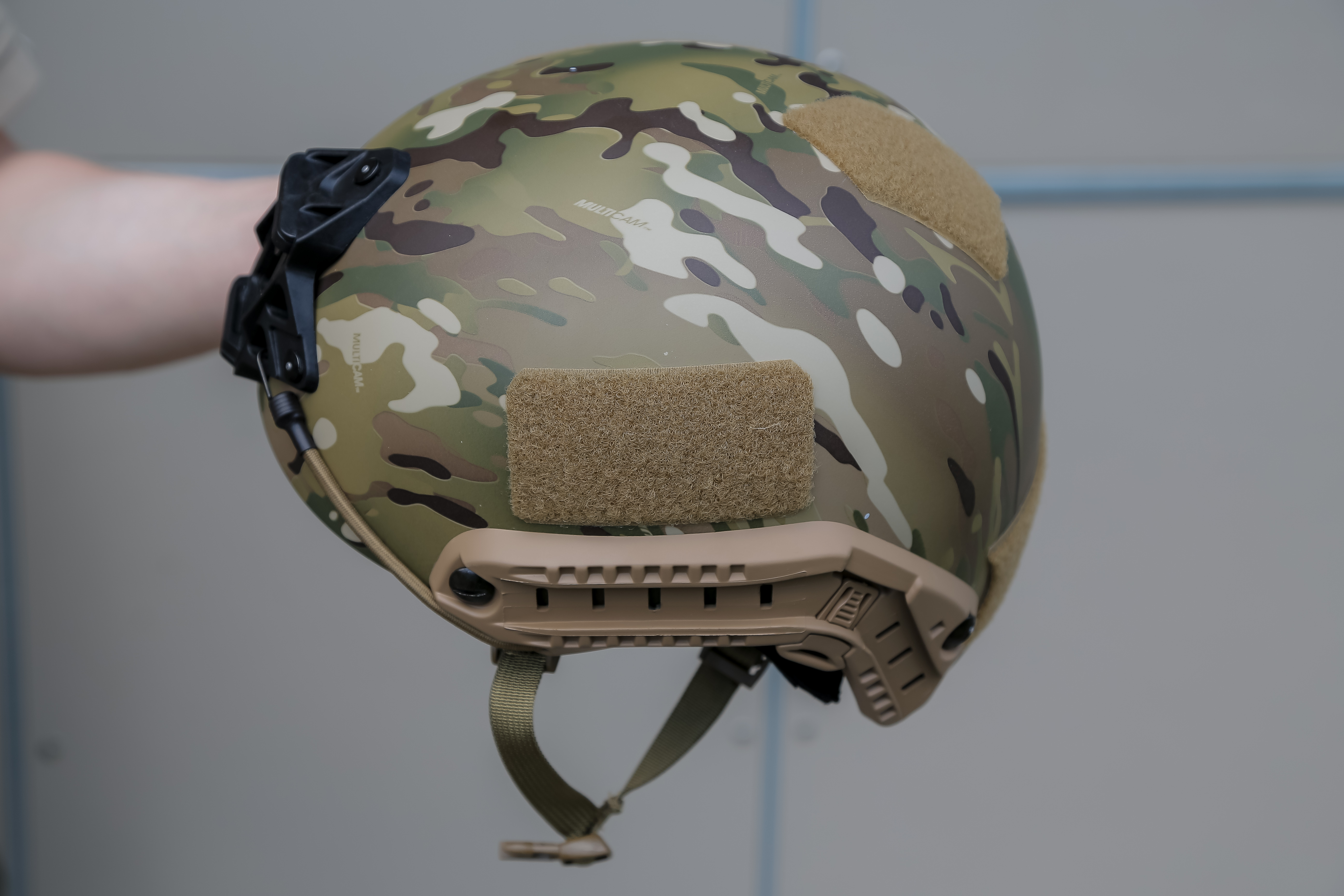  Новый защитный шлем позволяет крепить различное дополнительное оборудование от приборов ночного виденья до фонарей